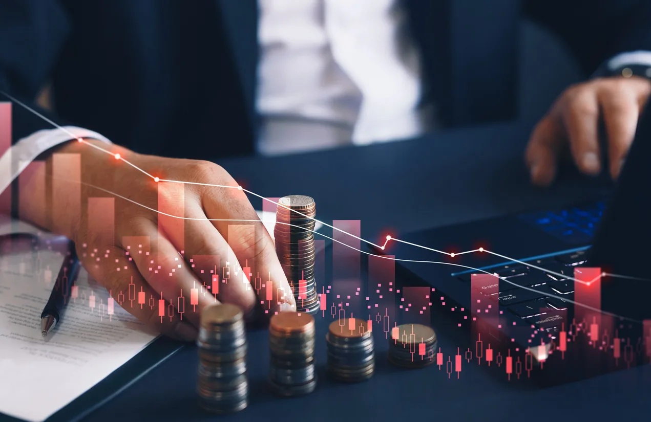 Imagem ilustrativa sobre taxa de inadimplência com gráficos financeiros e moedas empilhadas, simbolizando análise de risco e gestão de crédito.