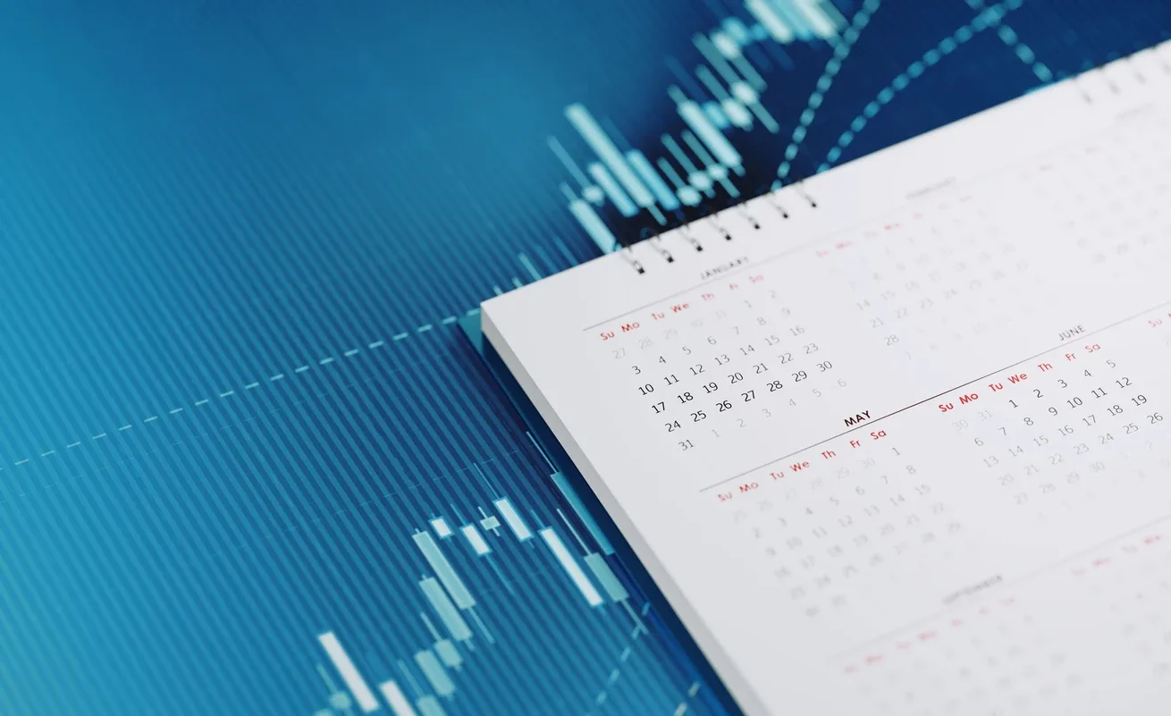 Calendário Financeiro aberto sobre gráfico de mercado com velas e barras, destacando planejamento e controle financeiro em ambiente de investimentos