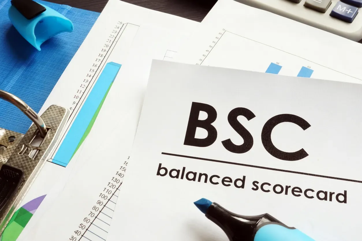 Balanced scorecard em documento de estratégia com gráficos, indicadores e caneta sobre o escritório, mostrando o conceito de gestão de desempenho com BSC