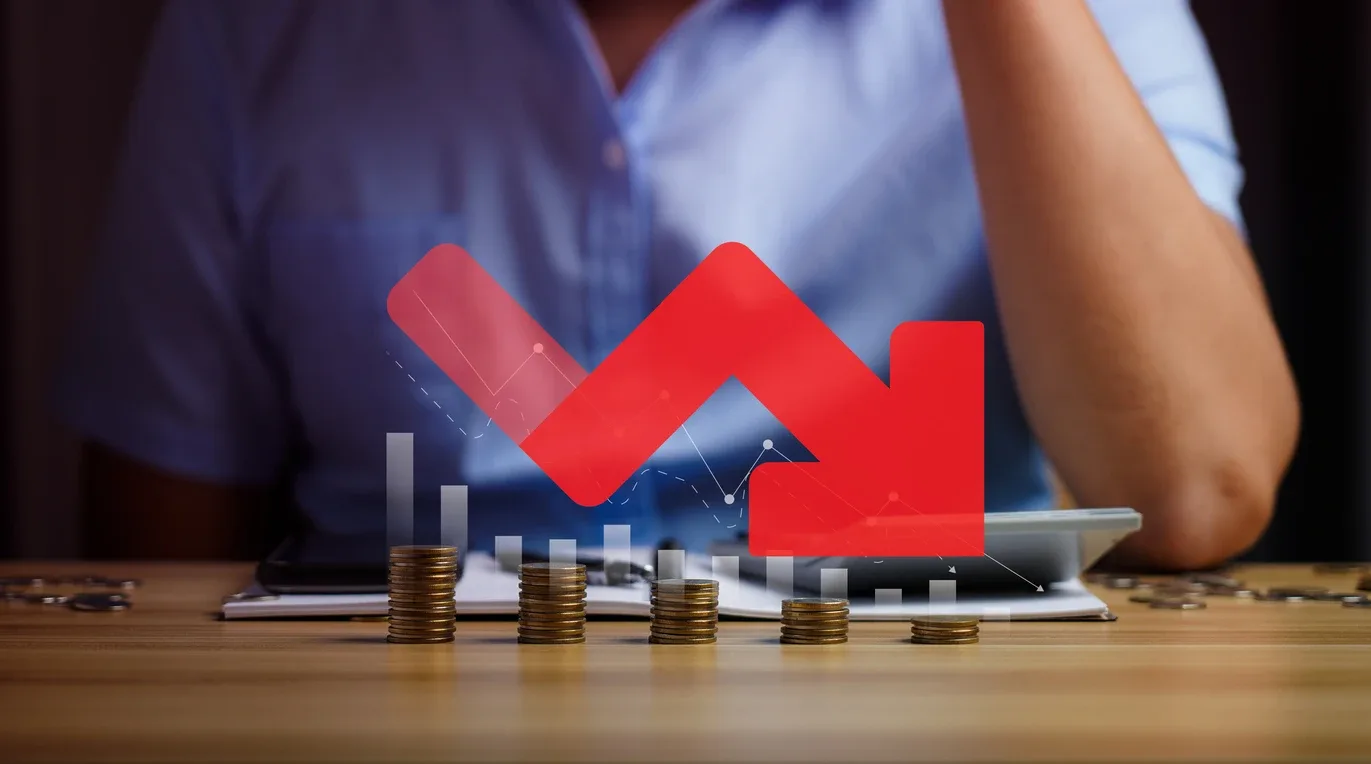 repactuação em destaque com gráfico vermelho de alta, moedas sobre uma mesa e pessoa ao fundo com laptop, indicando crescimento financeiro e renegociação