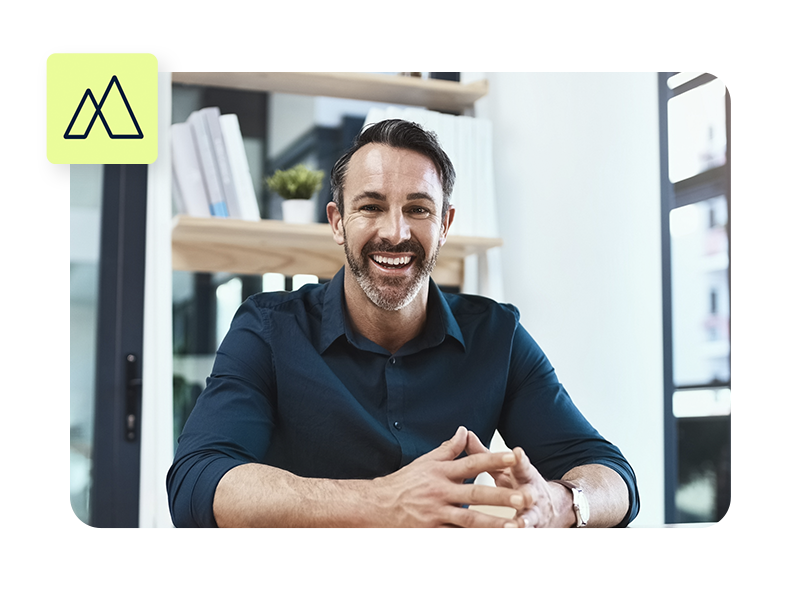 Empresário sorrindo em seu escritório, com a plataforma Kamino ao lado