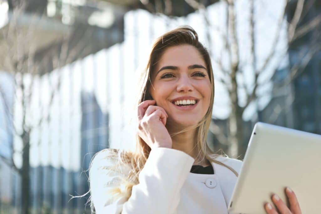 Mulher ao telefone conseguindo capital social para empresa