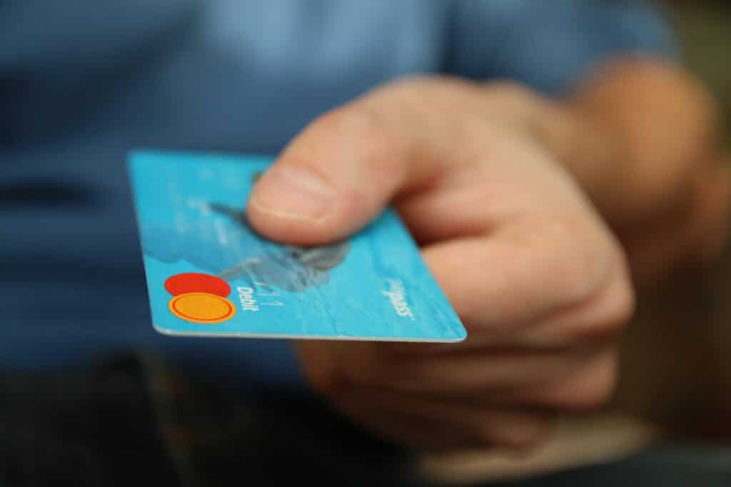 homem usando cartão de crédito empresarial
