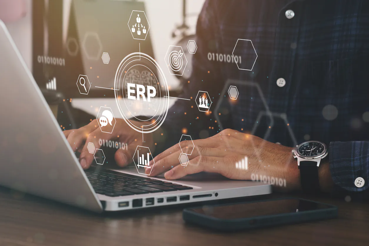 Sistema ERP financeiro sendo usado por profissional em notebook, com ícones digitais representando automação e gestão integrada.