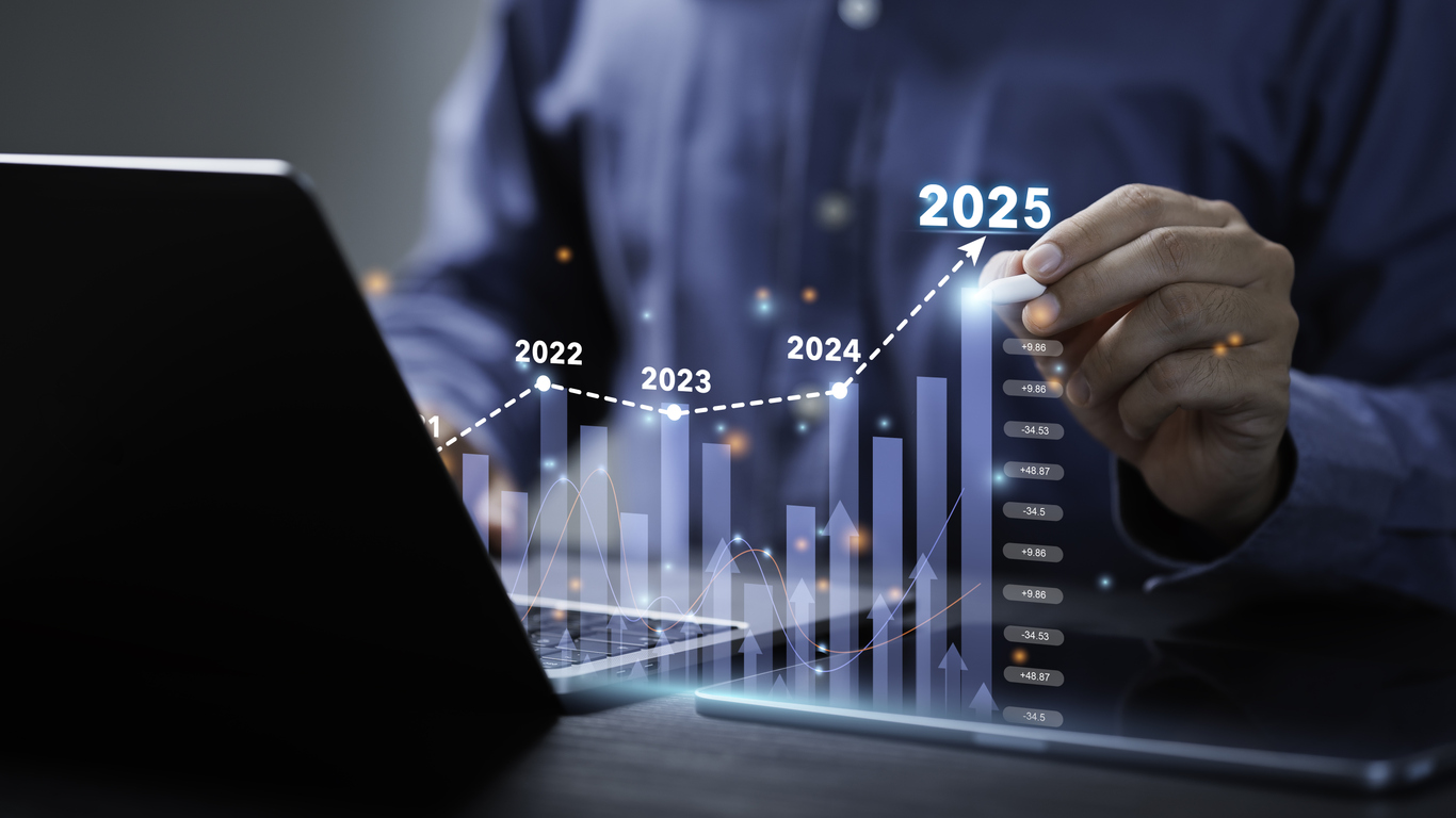 Profissional analisando gráfico de crescimento financeiro de 2021 a 2025 em ambiente digital, representando escalabilidade nos negócios