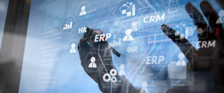 Pessoa interagindo com tela digital exibindo ícones de ERP e CRM, representando a integração entre sistemas de gestão e relacionamento com o cliente.