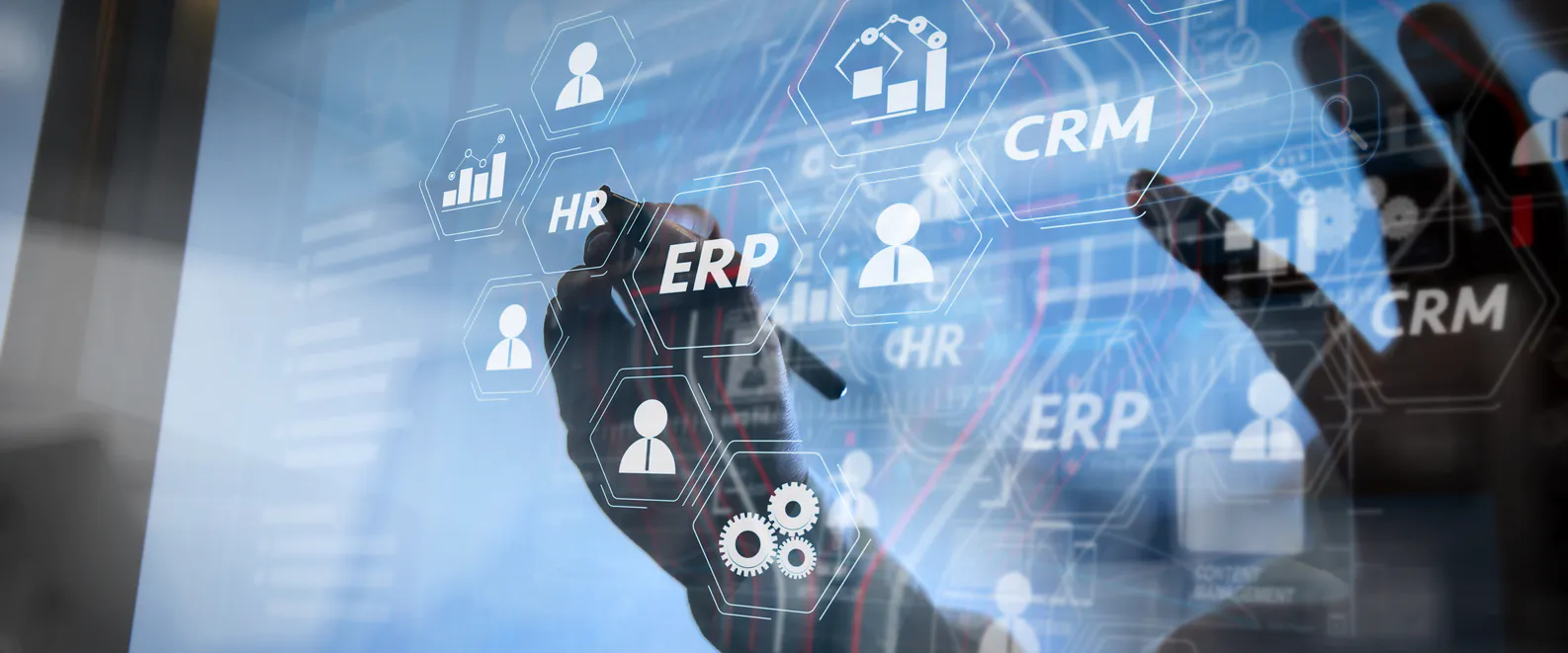 Pessoa interagindo com tela digital exibindo ícones de ERP e CRM, representando a integração entre sistemas de gestão e relacionamento com o cliente.
