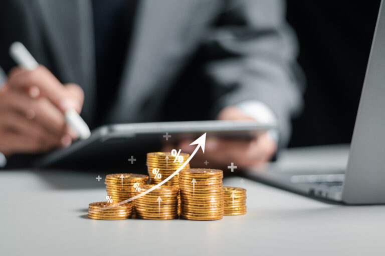 Empresário coletando moedas com análise de gráfico de lucro