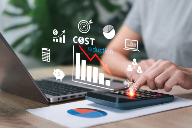 Conceito de redução de custos, estratégia de negócios e gerenciamento de projetos, mulheres planejando reduzir custos, gestão financeira, meta, boa qualidade, controle de custos, recessão global, plano para o sucesso