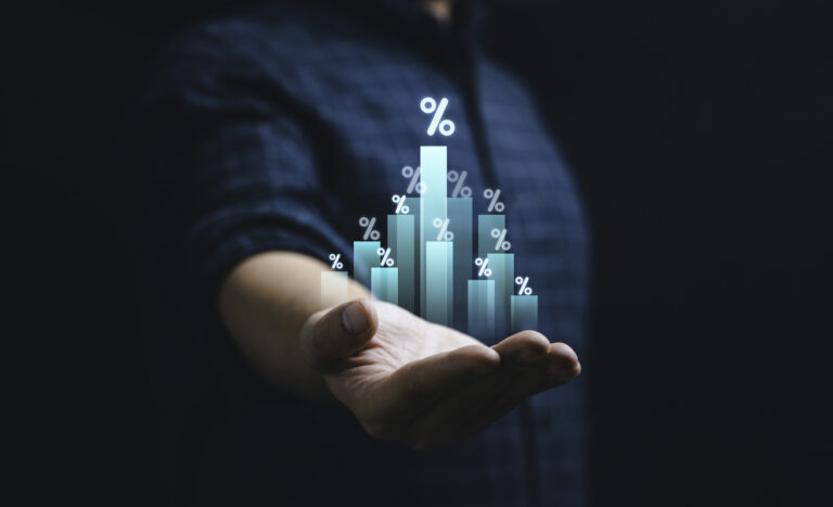 Ilustração de gráfico financeiro de barras com porcentagens surgindo da palma da mão, simbolizando Lucro Antes dos Impostos em análise financeira.