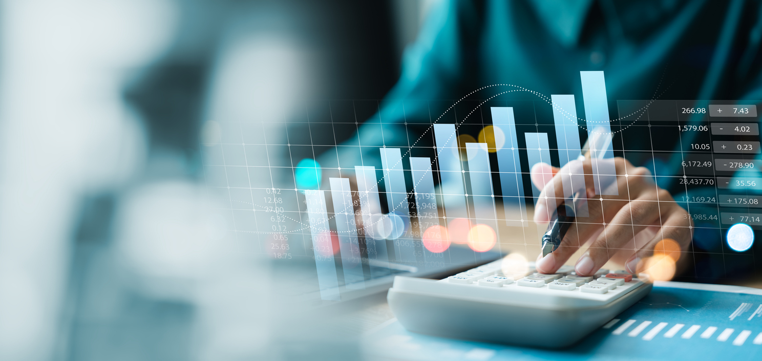 Pessoa analisando gráficos de resultados financeiros e usando uma calculadora, representando crescimento econômico e análise de dados financeiros.