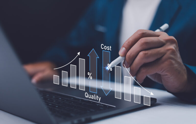 Gráfico financeiro mostrando aumento e redução de despesas operacionais com indicadores de custo, qualidade e porcentagens em um ambiente de escritório.