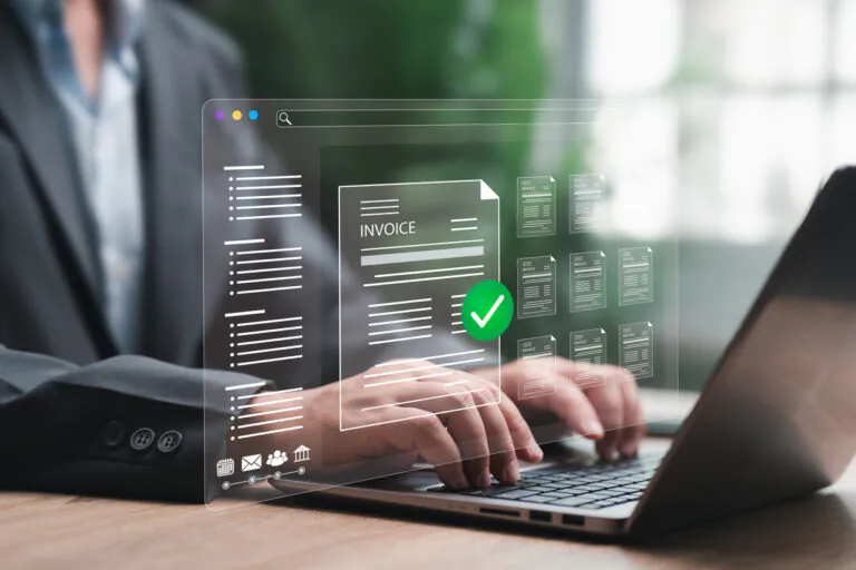 Pessoa aprovando pagamento digital de fatura ou nota fiscal em fluxo de trabalho com interface holográfica e documentos eletrônicos.