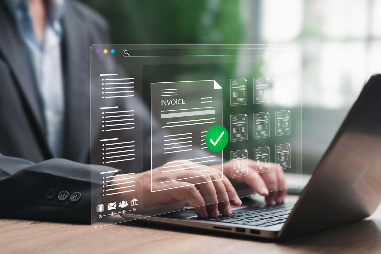 Pessoa aprovando pagamento digital de fatura ou nota fiscal em fluxo de trabalho com interface holográfica e documentos eletrônicos.