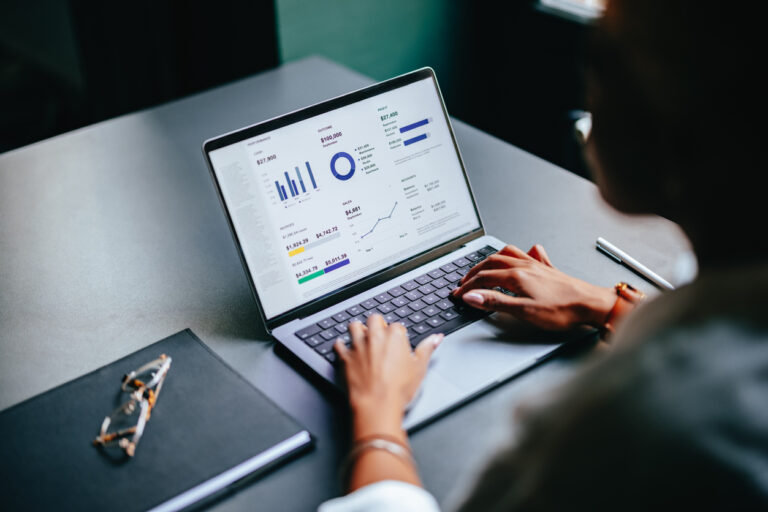 Análise de dados financeiros no computador entre ERP genérico e software financeiro com gráficos e relatórios de desempenho.