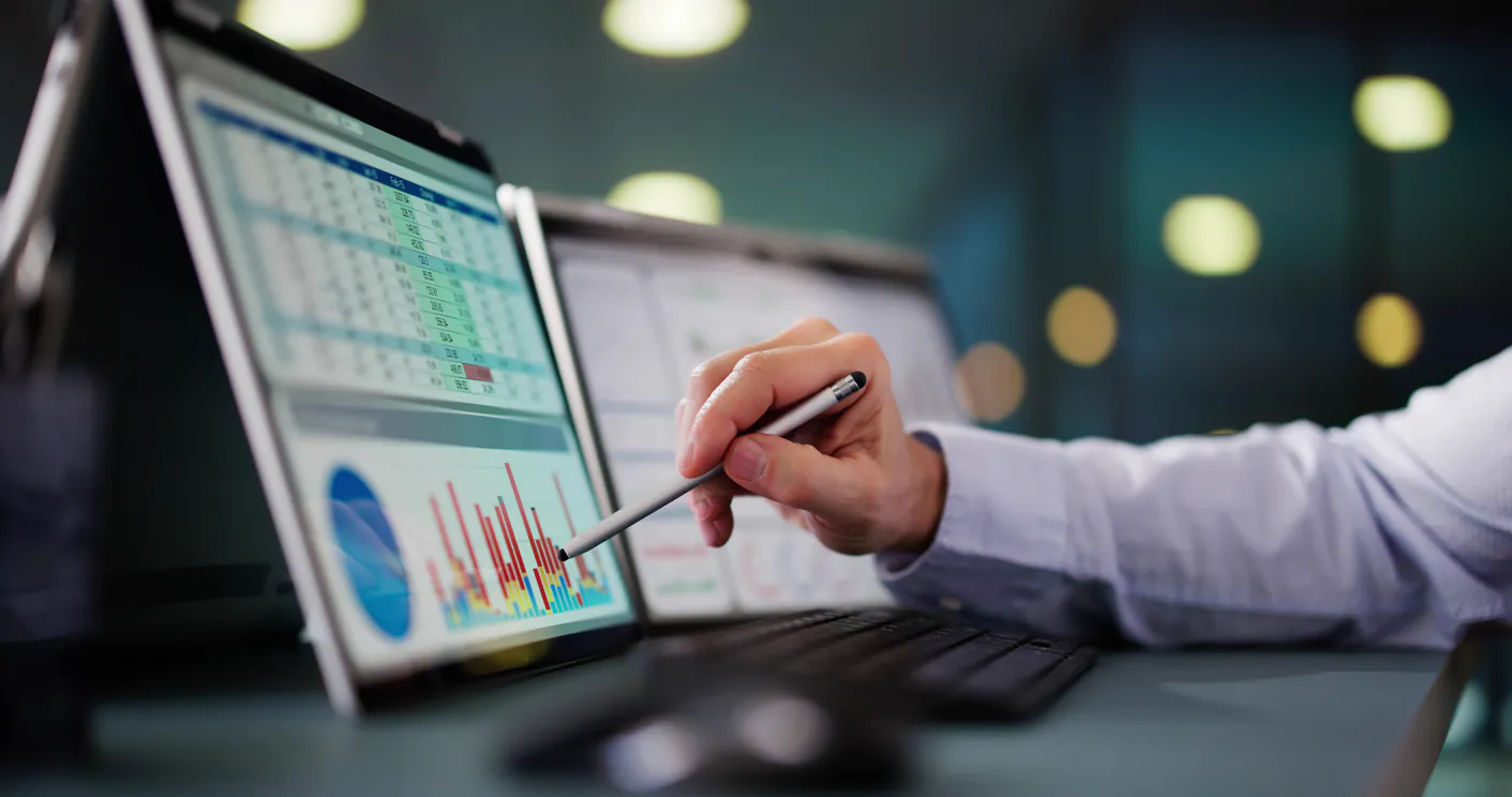 Análise de dados financeiros em computadores com gráficos de indicadores de KPI financeiro, importante para tomada de decisão estratégica na empresa.