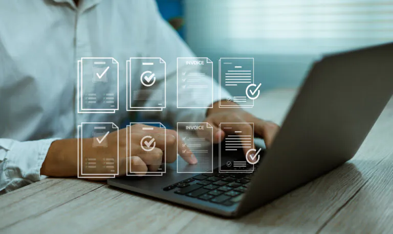 Pessoa utilizando um laptop com transparências de ícones de faturas e documentos, ilustrando automação de contas a receber para otimizar processos financeiros.