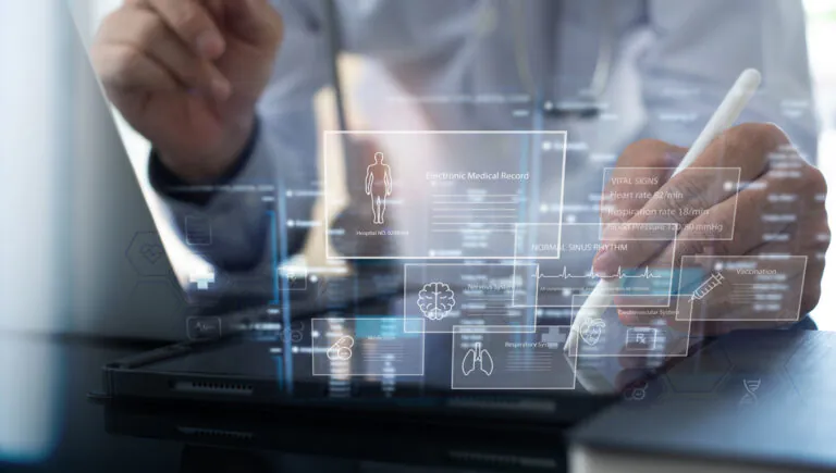 Profissional de saúde usando tablet com hologramas de dados médicos e informações financeiras, representando sistema de gestão financeira para clínicas modernas.