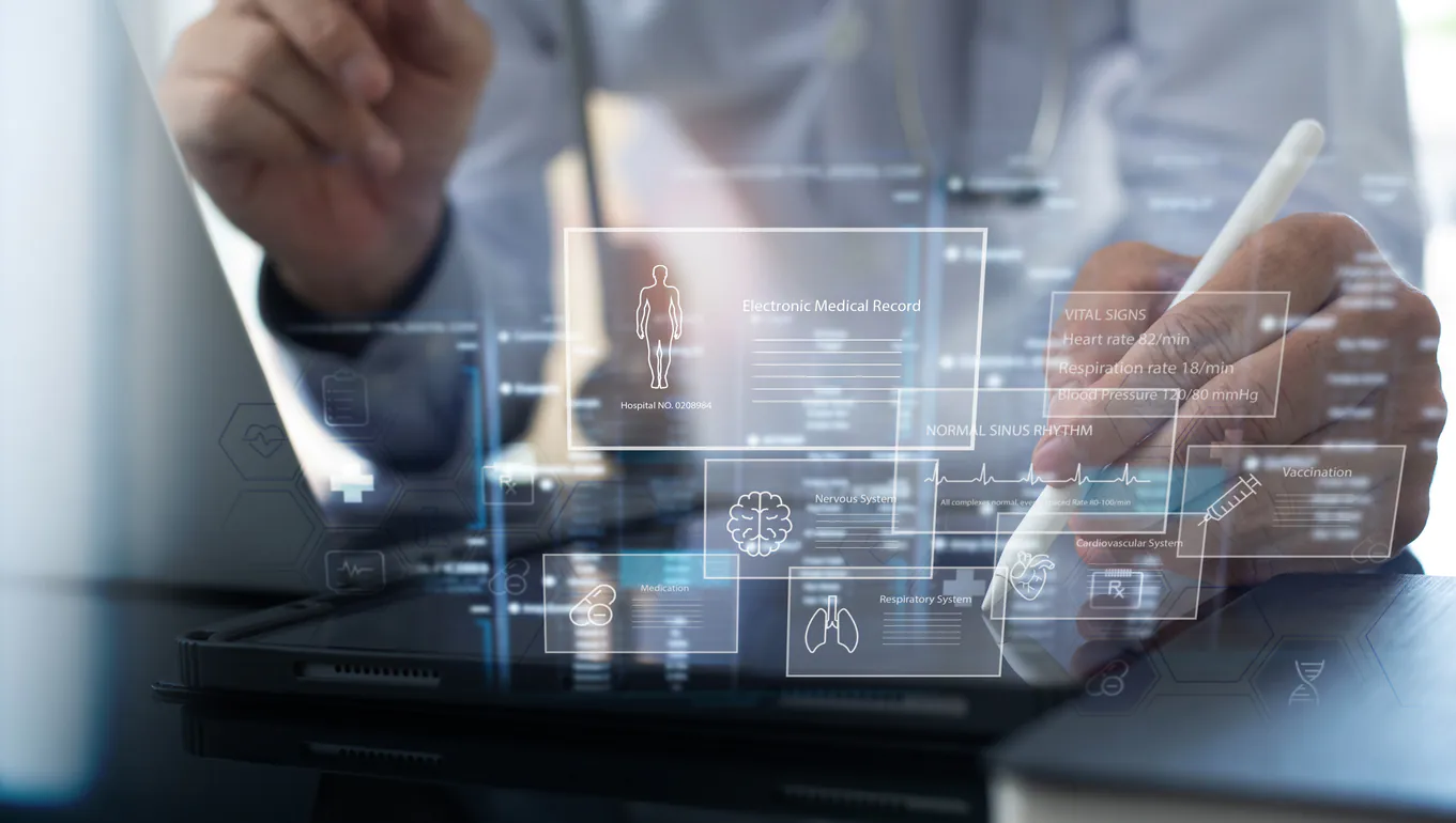 Profissional de saúde usando tablet com hologramas de dados médicos e informações financeiras, representando sistema de gestão financeira para clínicas modernas.