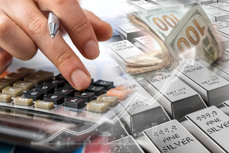 Imagem de uma mão usando uma calculadora financeira, com pilhas de moedas de prata e notas de dinheiro, representando cálculos de EBIT e resultados financeiros.
