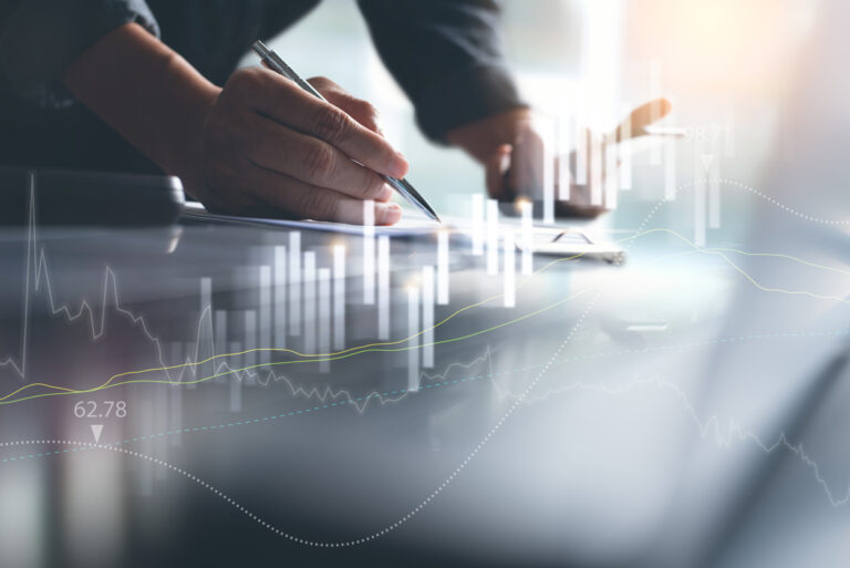 Analista registra números em documentos enquanto gráficos e indicadores financeiros aparecem em sobreposição, ilustrando custos diretos e indiretos, planejamento e controle de despesas.