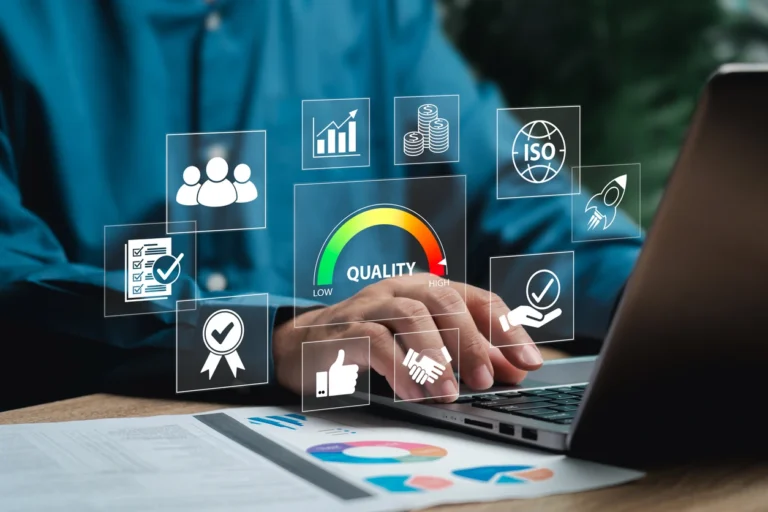 Melhor sistema financeiro: Mão usando notebook com interface holográfica de indicadores, qualidade e métricas, incluindo ícones de aprovação, finanças e segurança, em ambiente corporativo