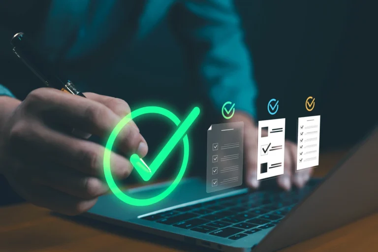 Mão usando um laptop com interface de validação e aprovação, ícones de checklists e documentos, representando verificação e controle para Melhor software de conciliação bancária.